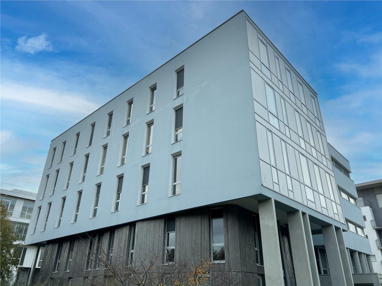 Dans un immeuble de bureaux de cinq niveaux, nou