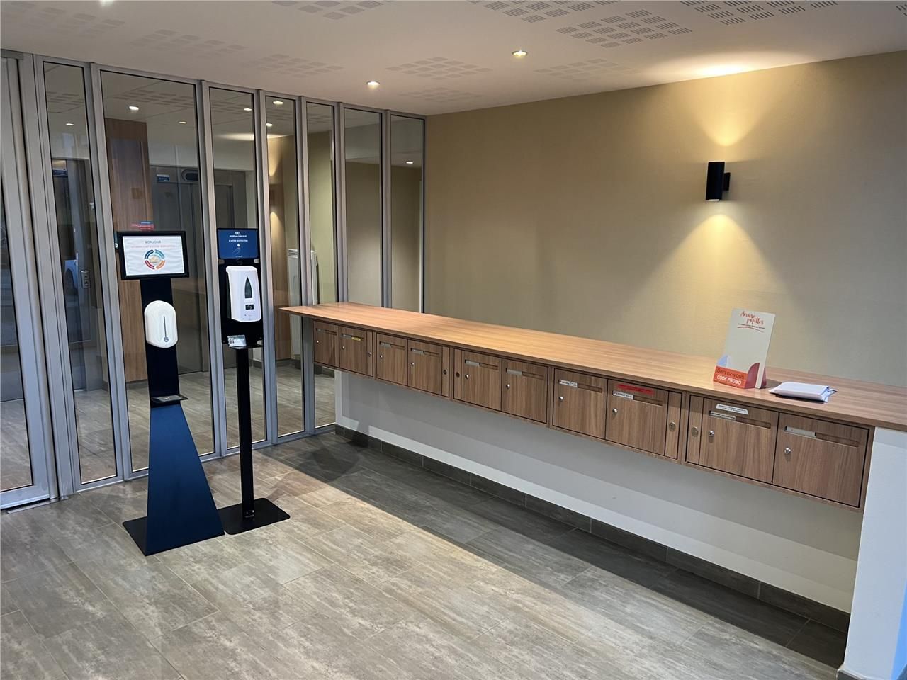 Dans un immeuble de bureaux de cinq niveaux, nou