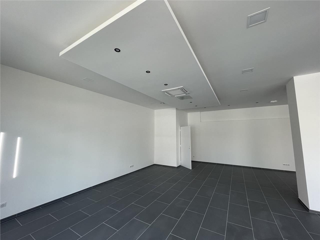 Cellule commerciale. Surface de 99m2 entièrement