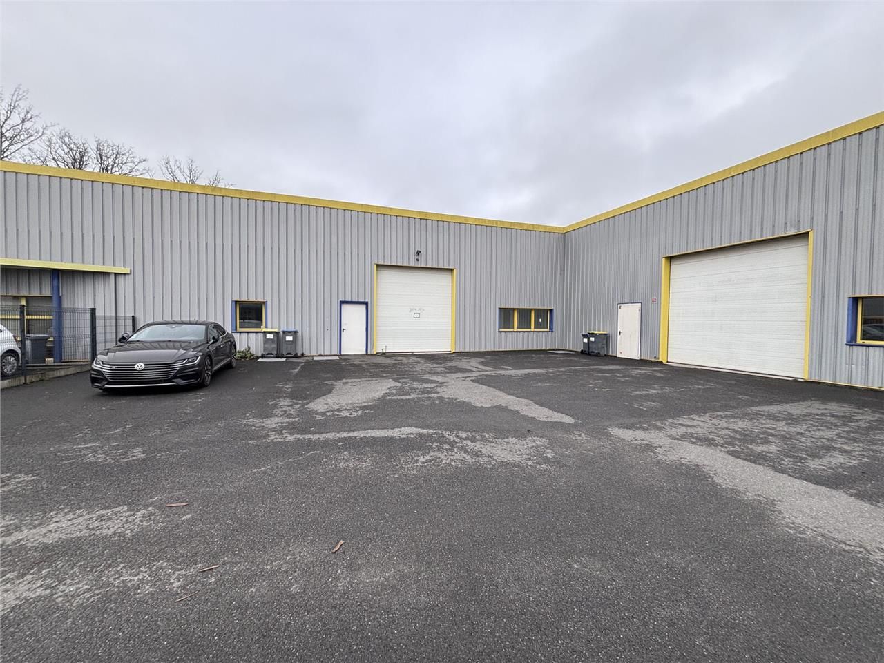 Dans une petite zone d'activité entre Treillières