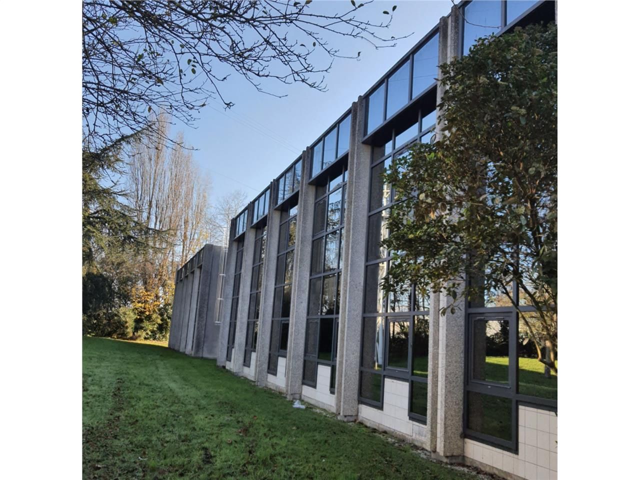 À proximité immédiate du périphérique, au sein d'