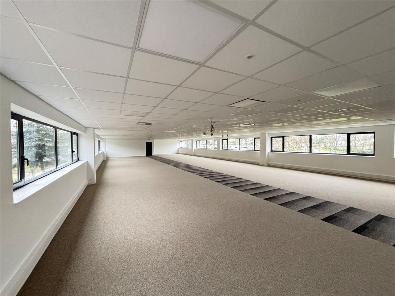 Au coeur du parc tertiaire du Moulin Neuf et à pr