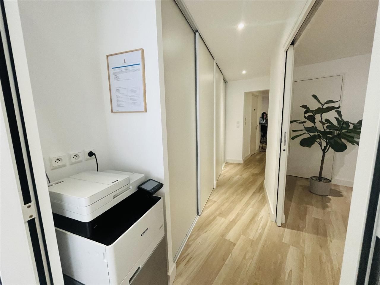 Situé au coeur de l'activité commerciale de La Ba