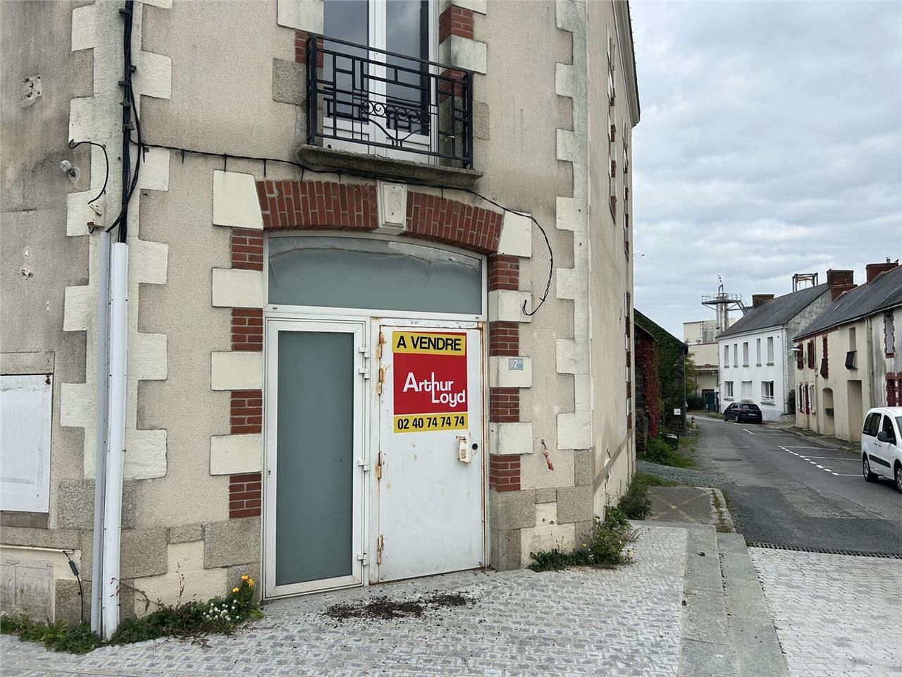 Situé en plein bourg de Bouvron, cet immeuble est