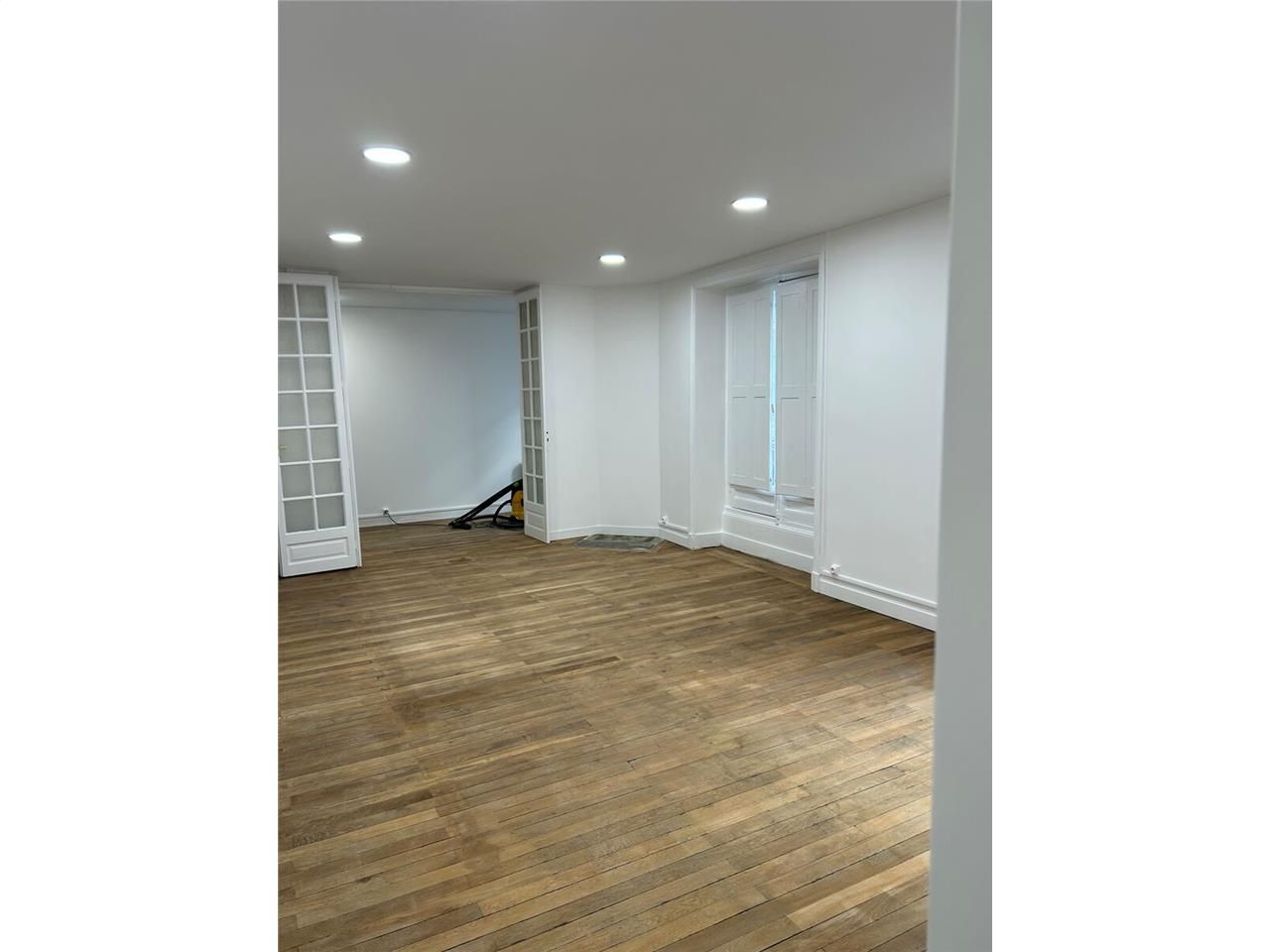 Nous vous proposons à la location un local commer