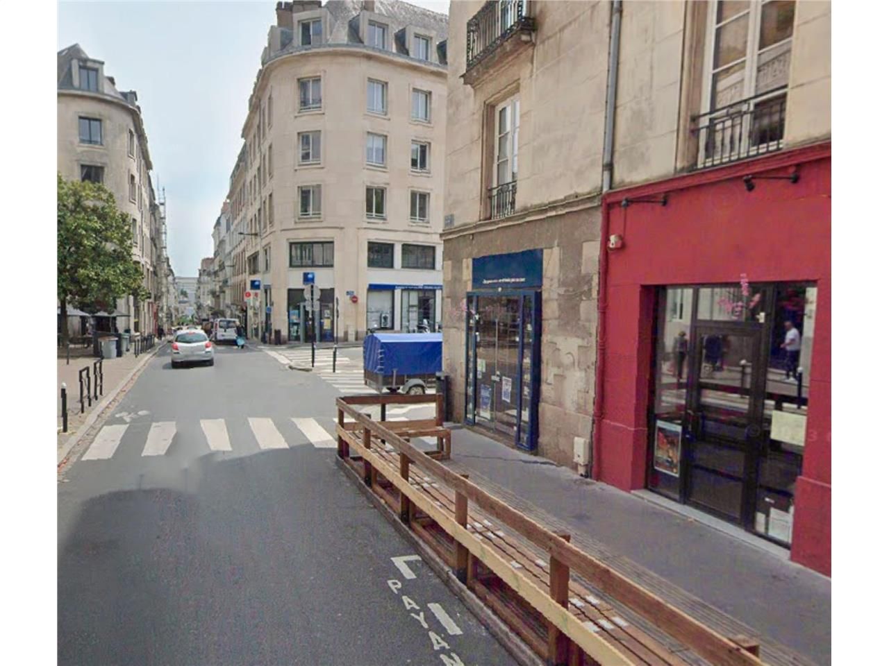 Joli magasin avec très beau linéaire vitrine . En