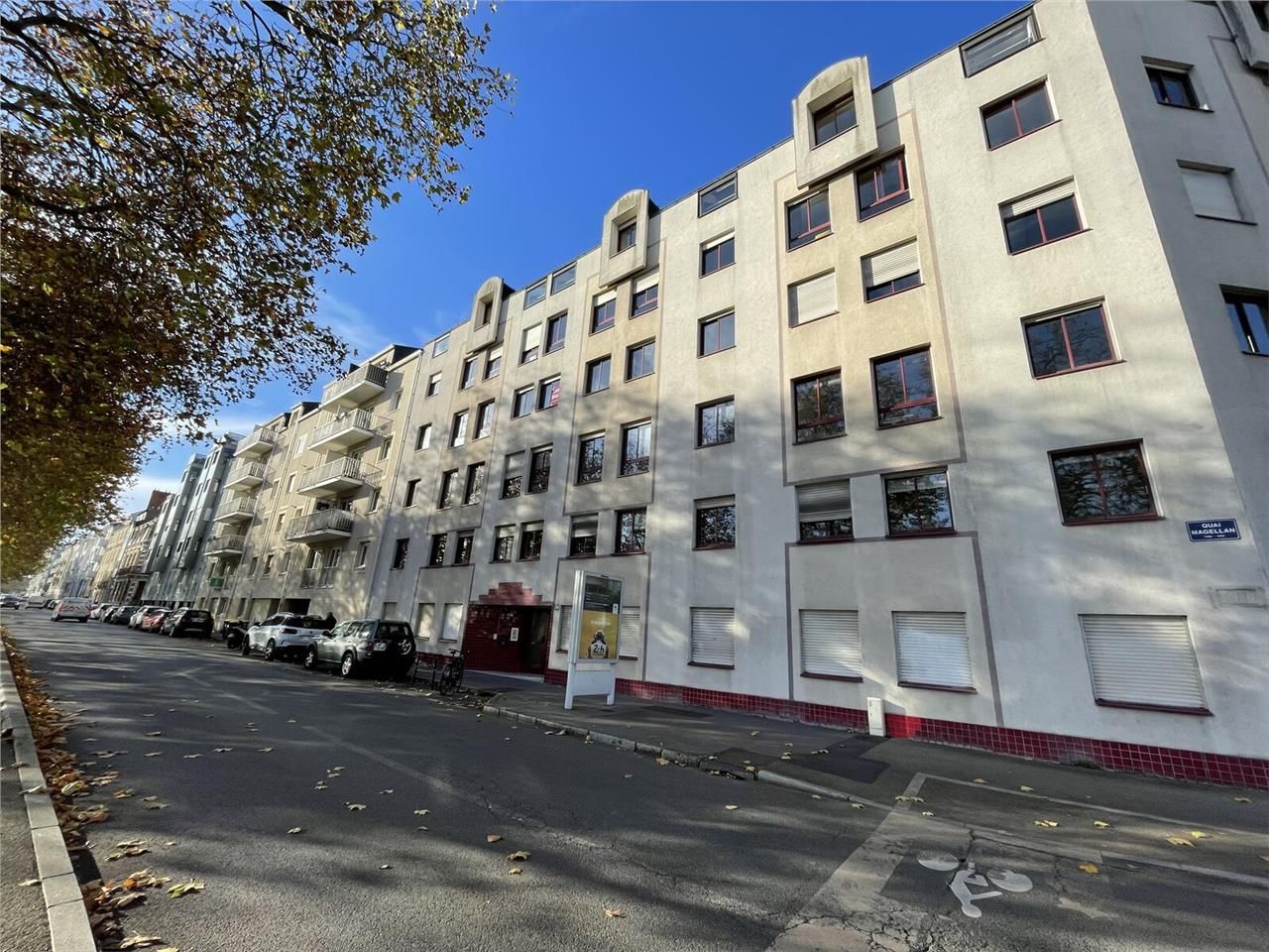 Nous vous proposons à la location 2 surfaces de b