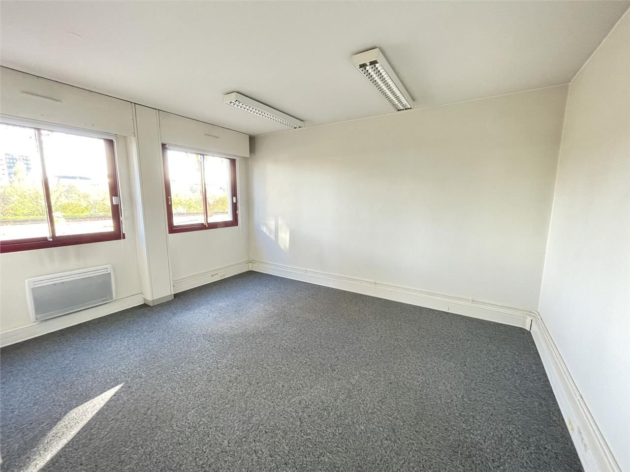 Nous vous proposons à la location 2 surfaces de b