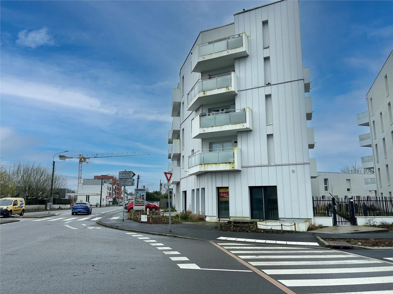 À louer, locaux commerciaux de 97 m² non divisibl