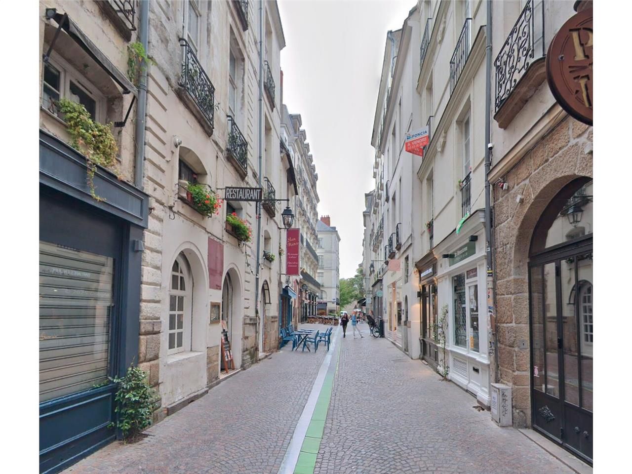 Très beau magasin idéalement placé dans la rue . 