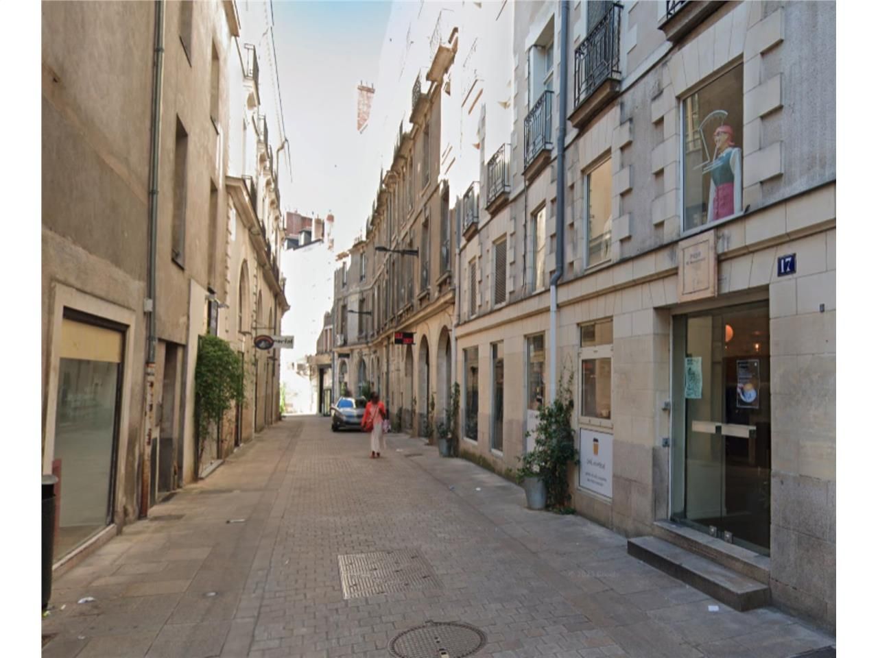 Local commercial placé dans rue très vivante de N