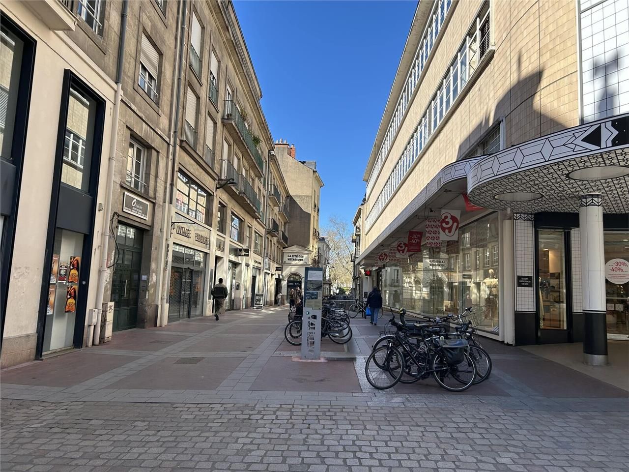 Magasin très bien placé dans la rue de la marne .