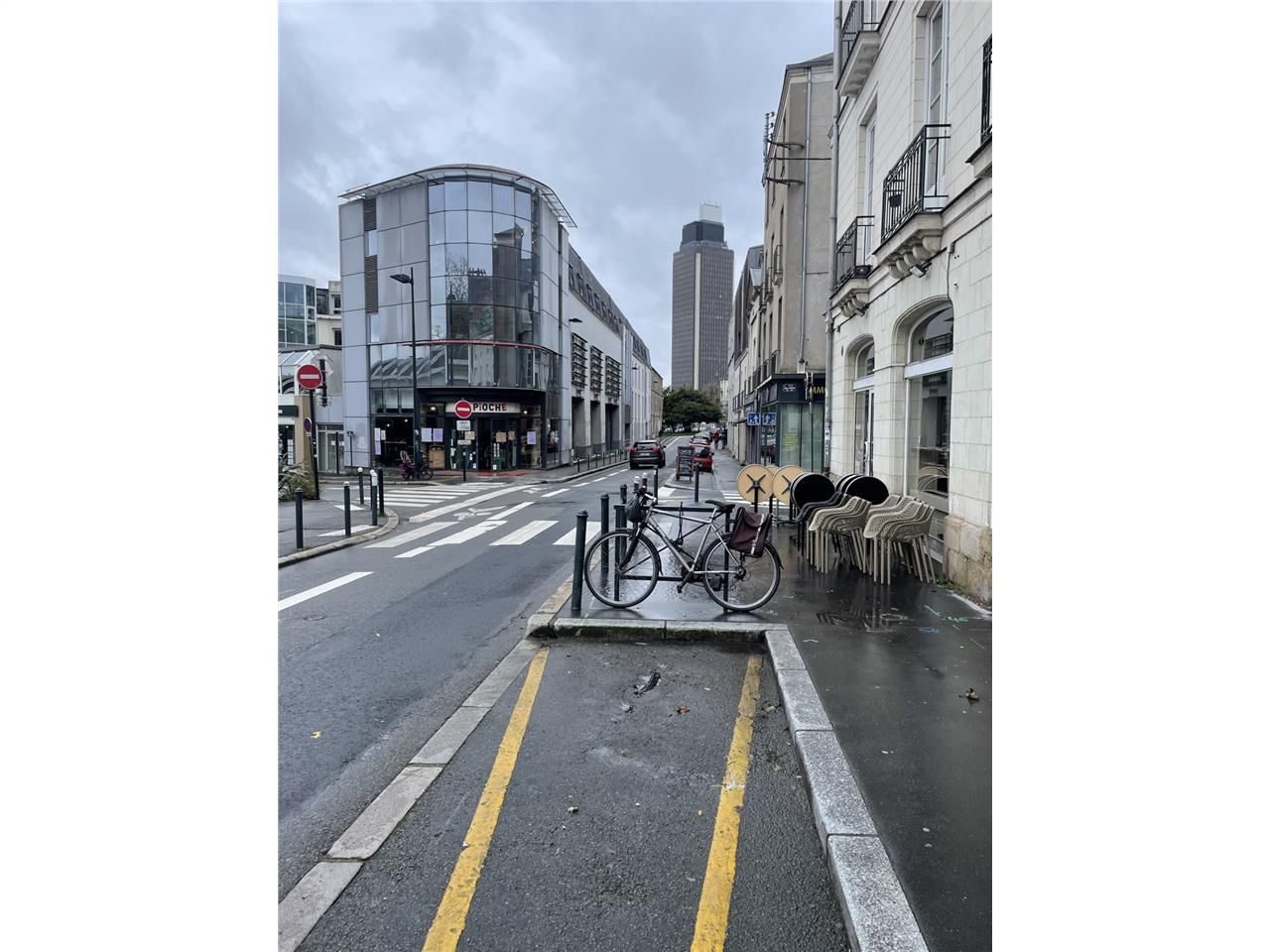 Local commercial d'environ 55 m2 plus cours priva