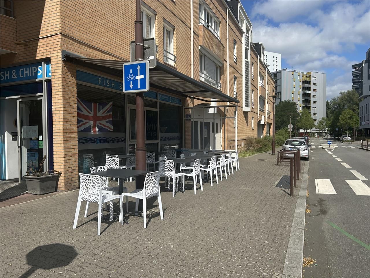 Local commercial d'angle avec une grande visibili