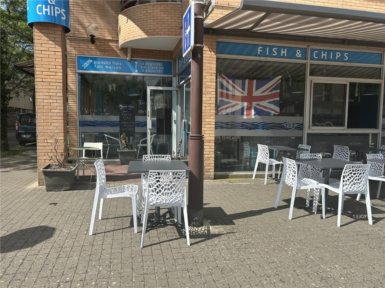 Local commercial d'angle avec une grande visibili