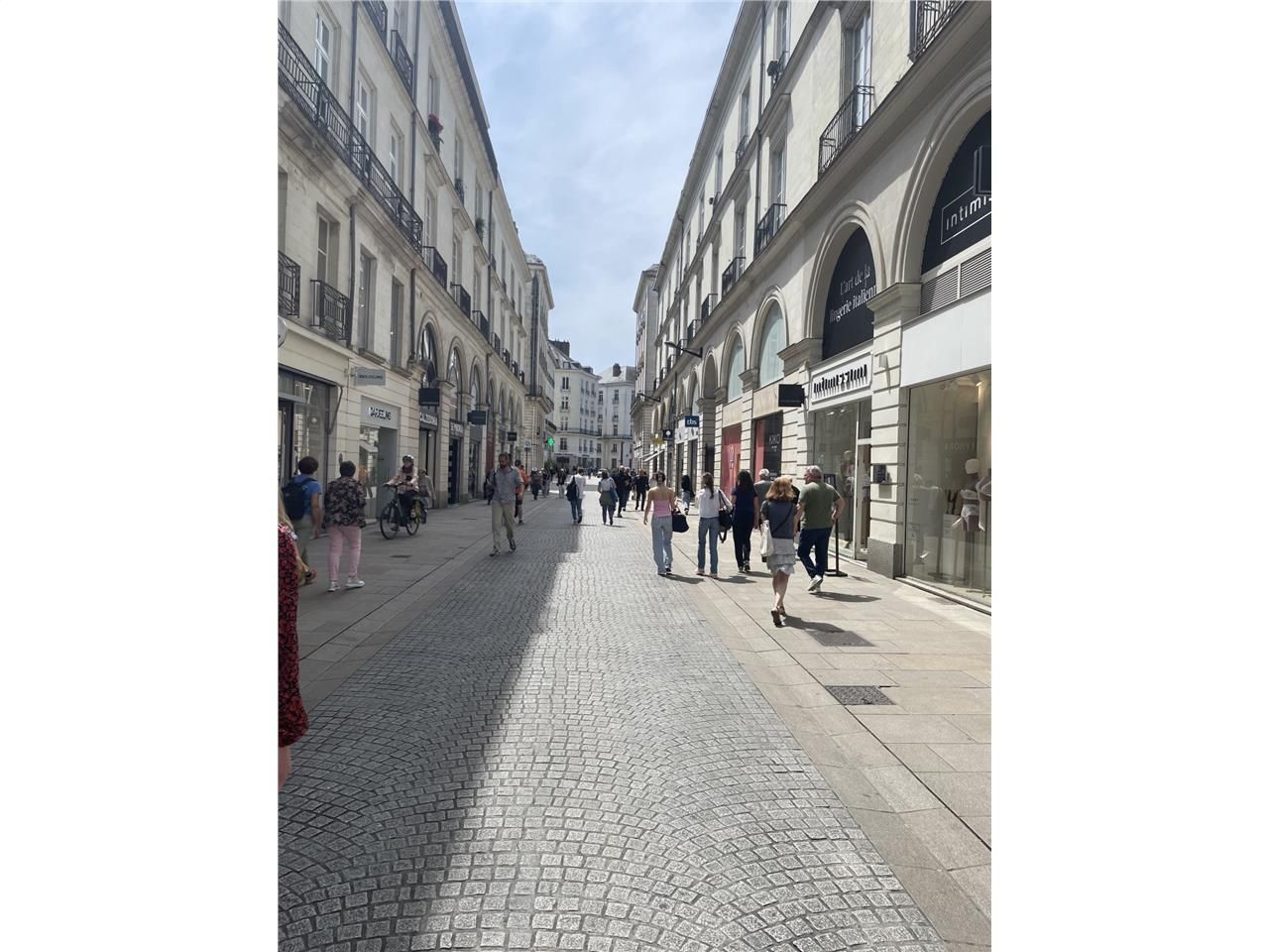 Dépôt en plein coeur du centre-ville de Nantes av