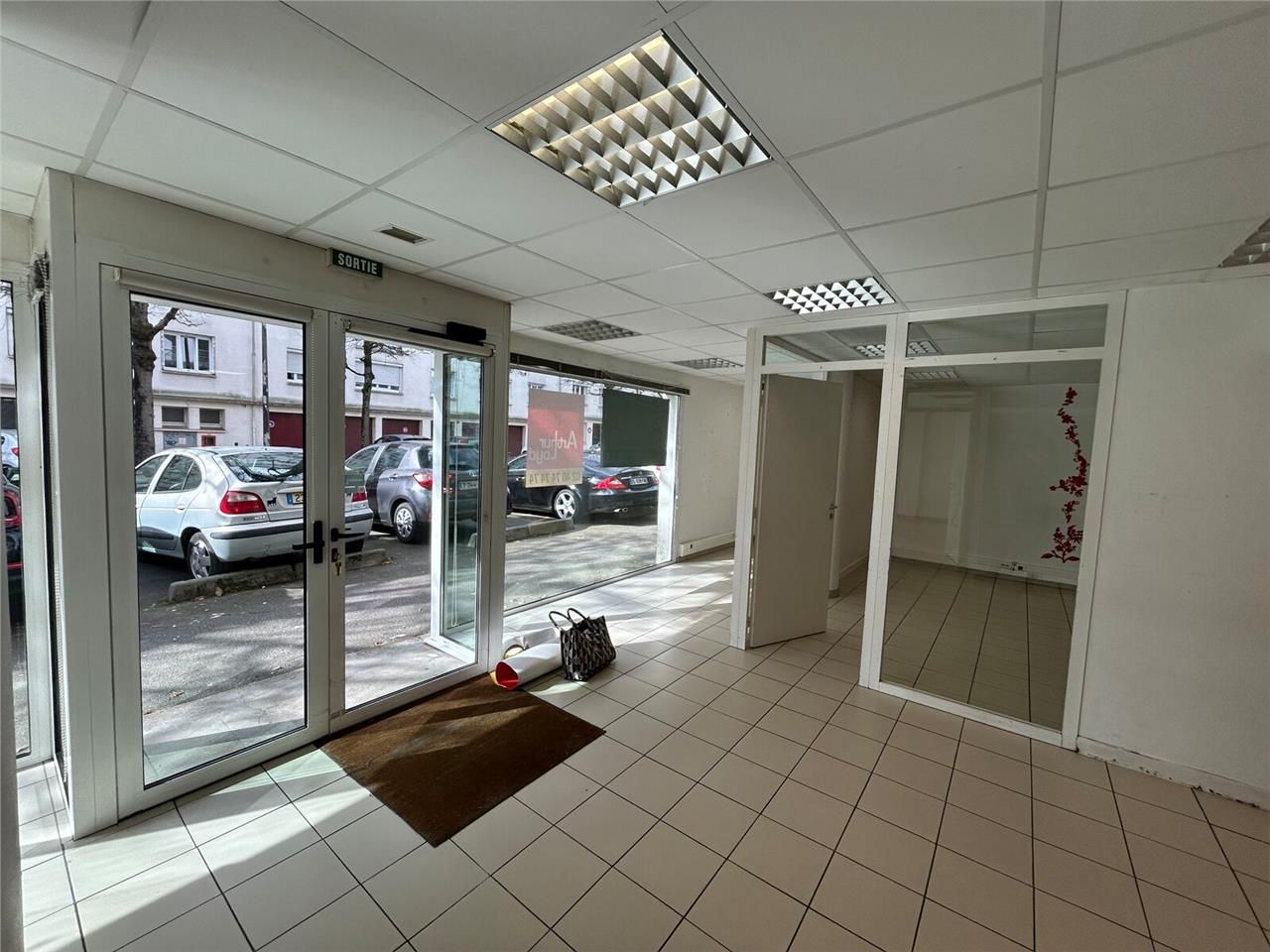 À louer, un local commercial de 172 m², non divis