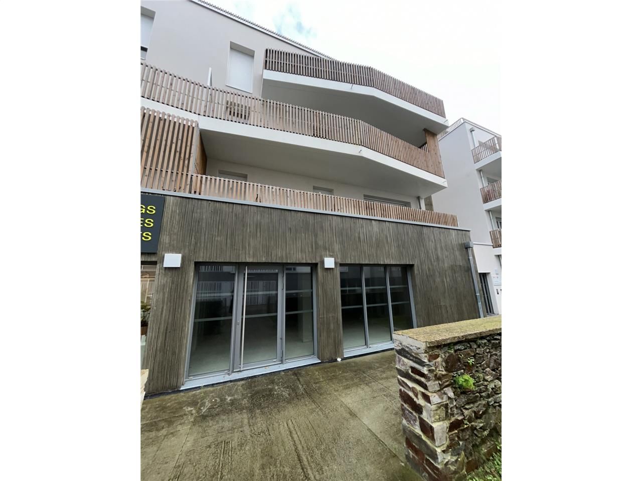 Cellule commerciale de 119 m2 disponible à la ven