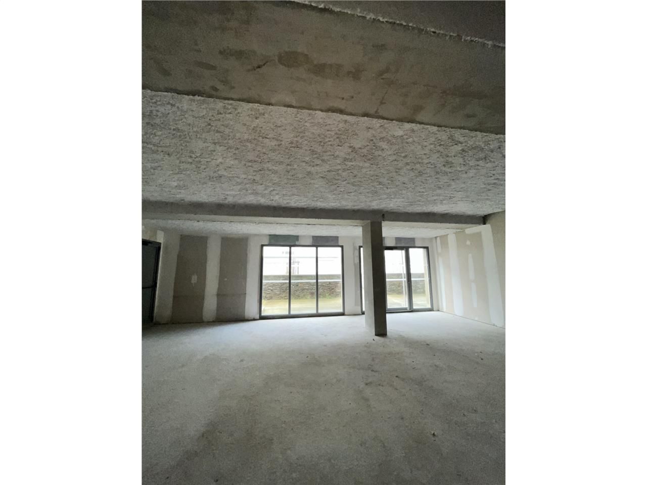 Cellule commerciale de 119 m2 disponible à la ven