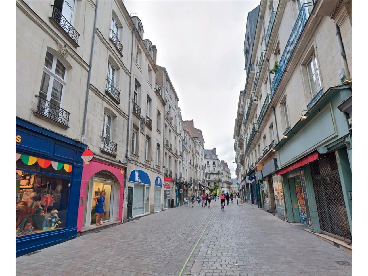 Local commercial très bien placé dans la rue de V