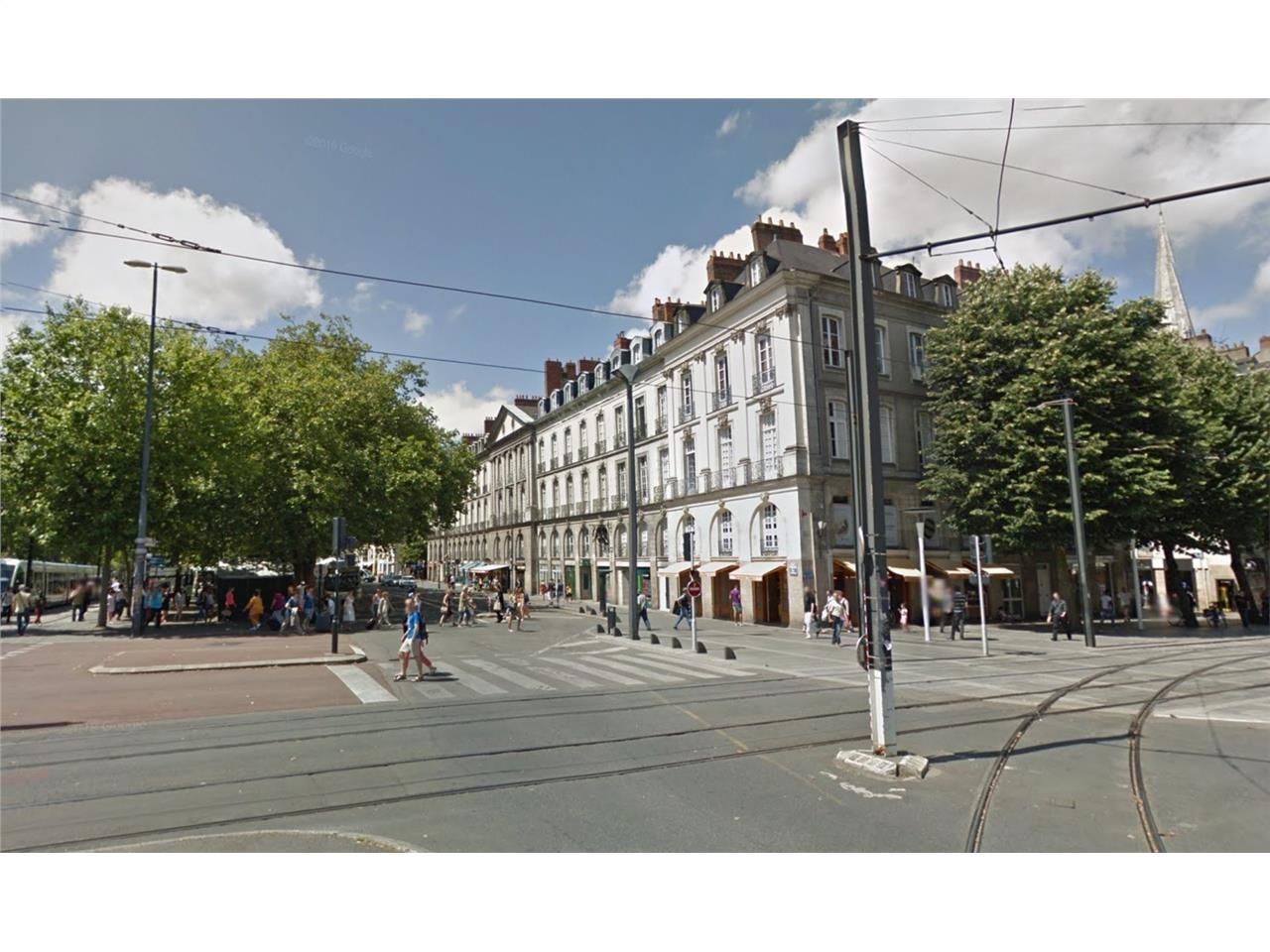 Magnifique emplacement à proximité de la place du