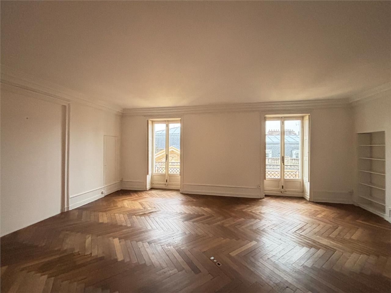 Cette espace de bureaux, idéalement situé dans le