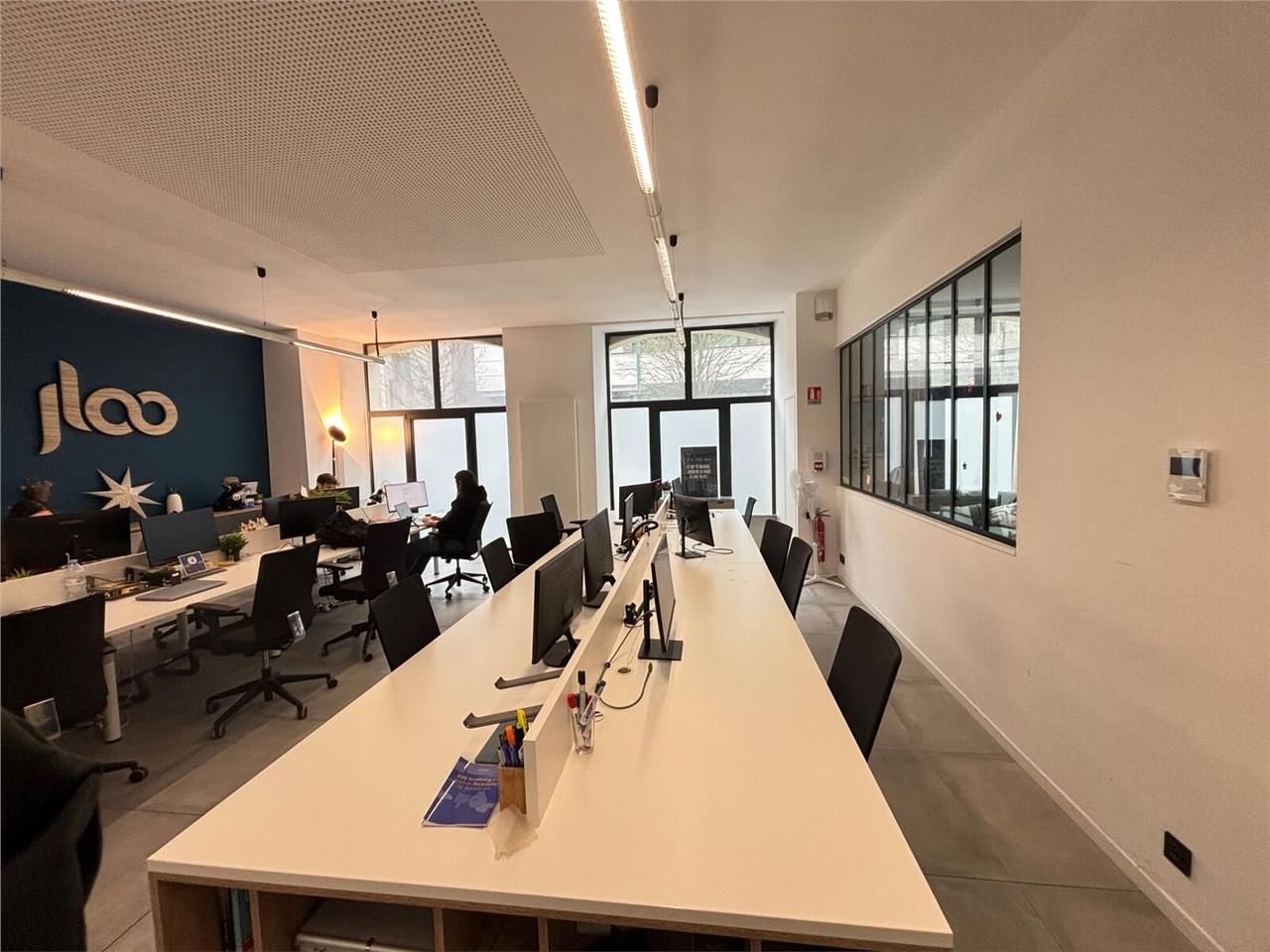 Idéalement situés cours des 50 Otages, au coeur d