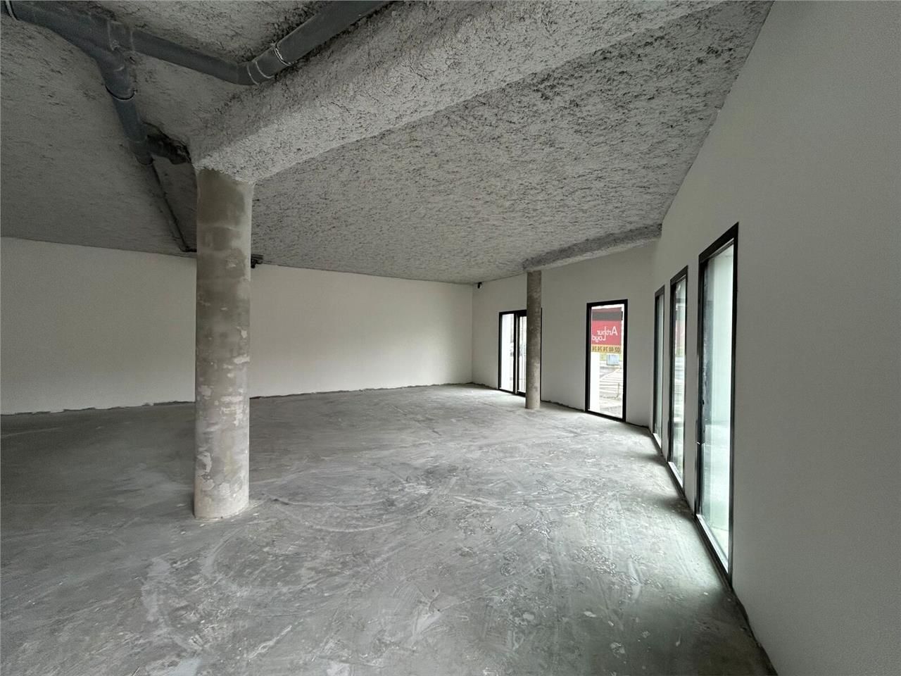 À louer, locaux commerciaux de 97 m² non divisibl