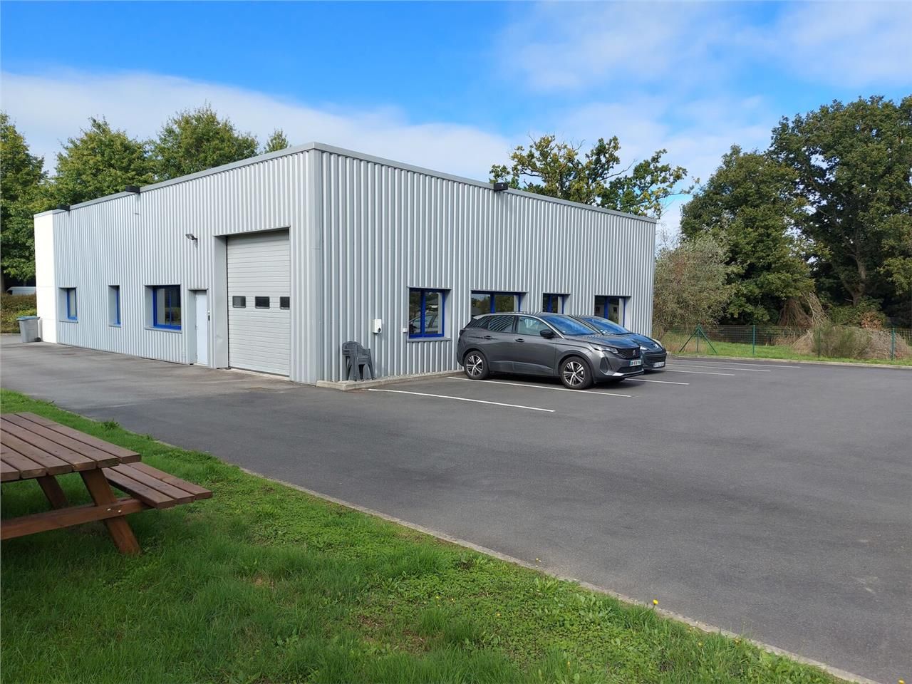 Nous vous proposons à la location un bâtiment de 