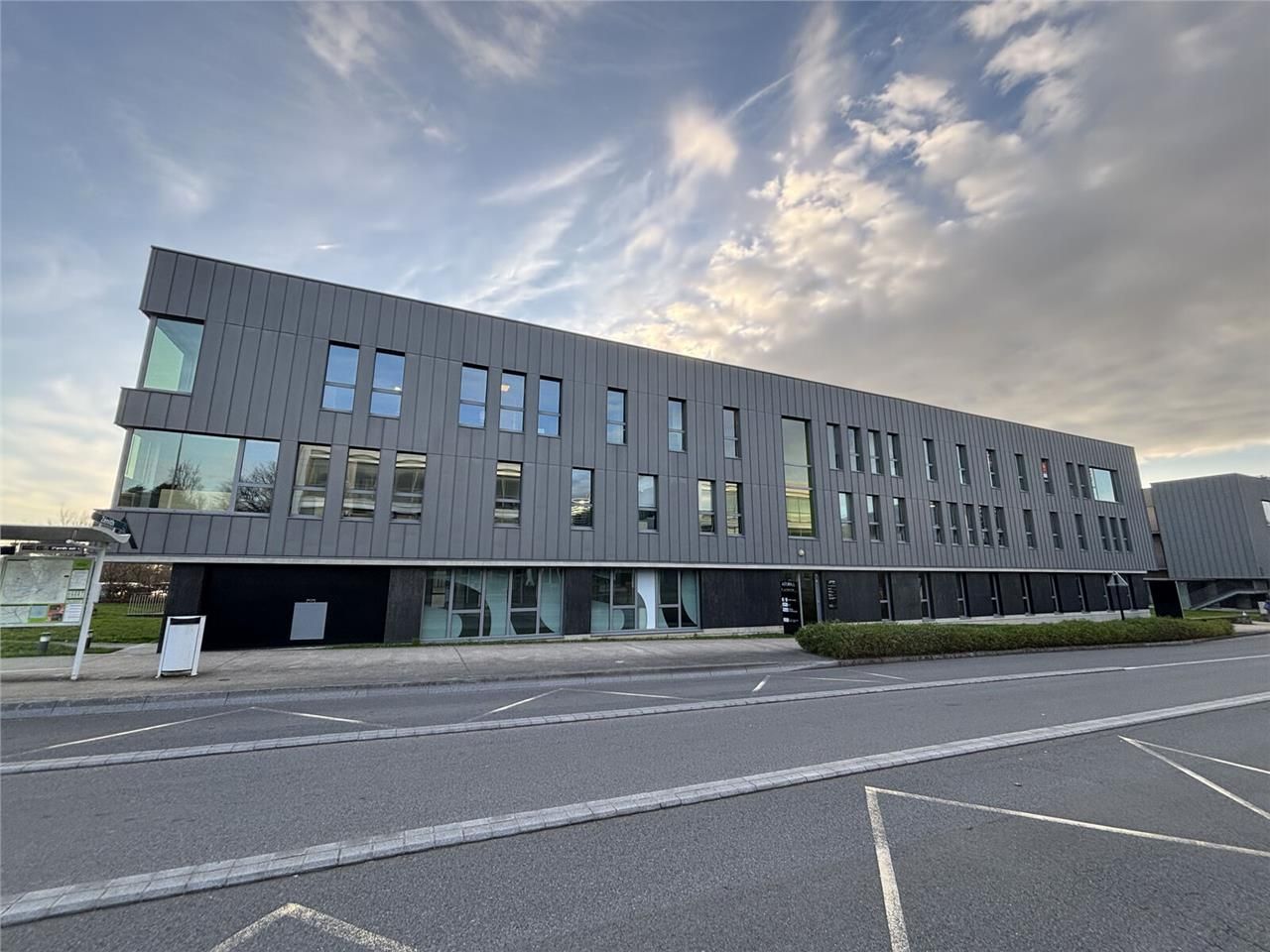 Nous vous présentons un plateau de bureaux d'envi