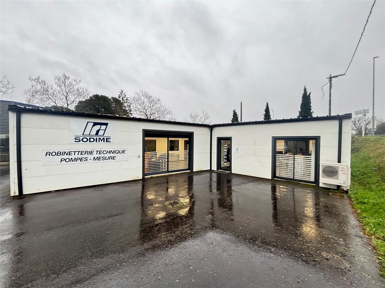 Bâtiment indépendant d'environ 240 m² à la locati