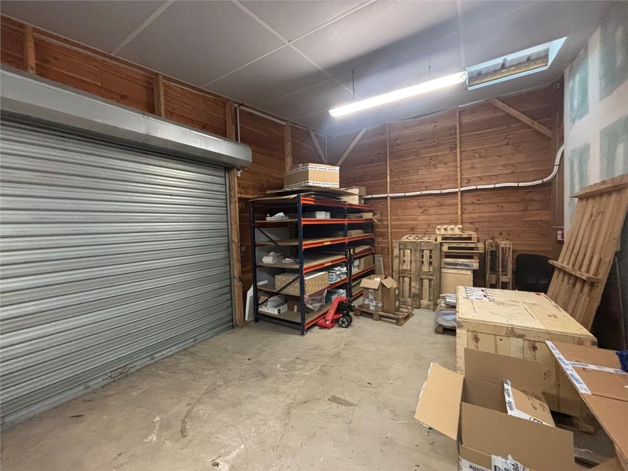 Bâtiment indépendant d'environ 240 m² à la locati