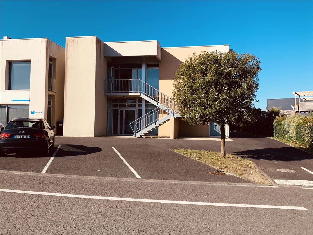 Situé au 1er étage d'un immeuble tertiaire au coe