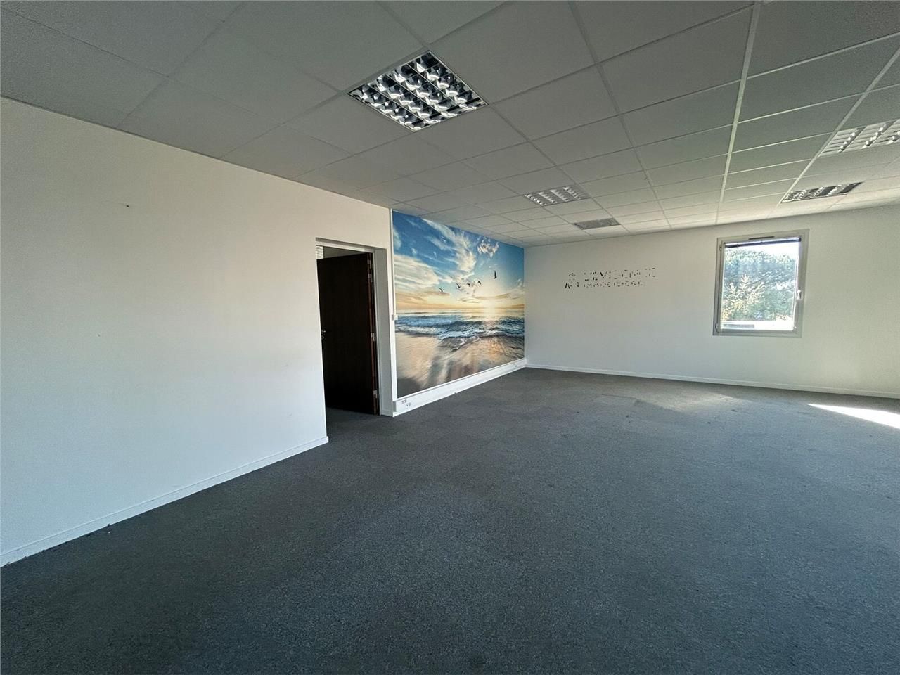 Situé au 1er étage d'un immeuble tertiaire au coe