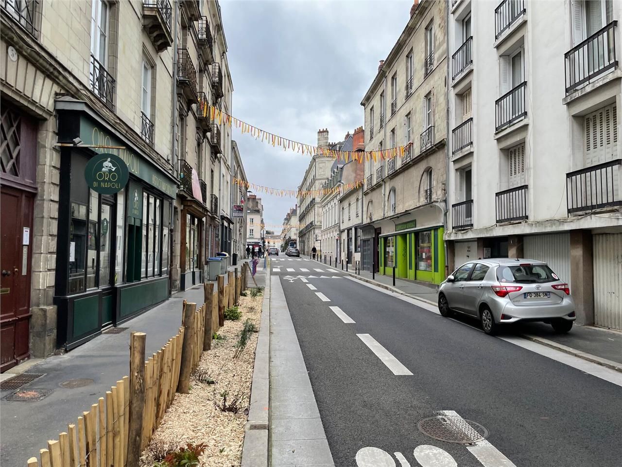 Au rez-de-chaussée : Un magasin, une piè