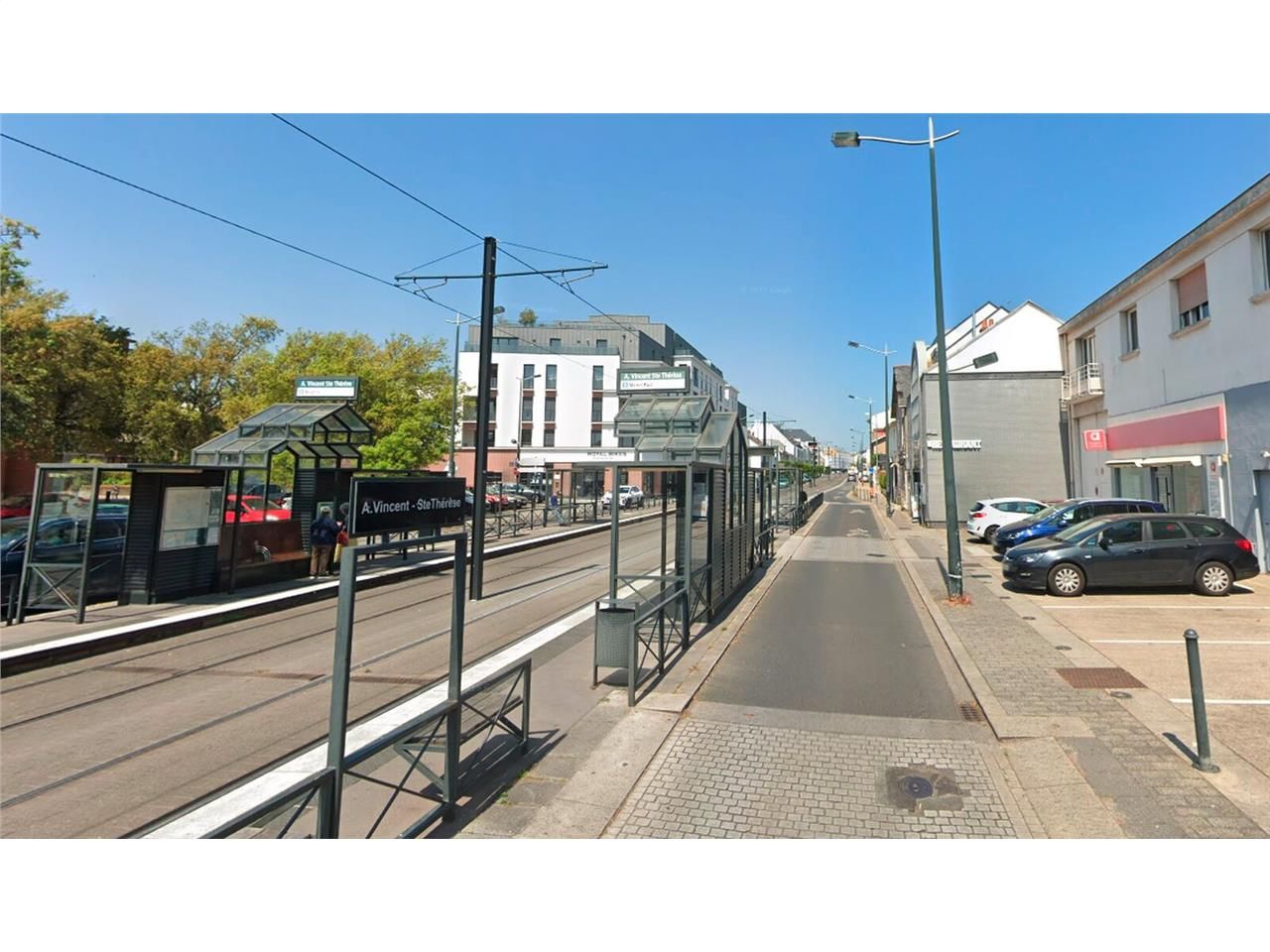 Local commercial d'environ 365 m 2 très bien