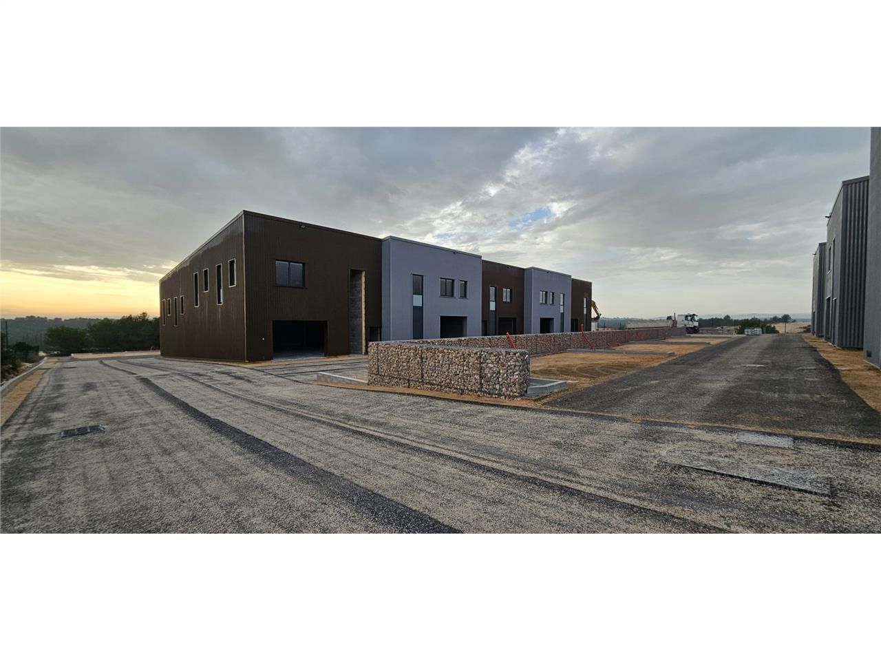 A vendre 8 lots de locaux d'activités Neufs à Vai