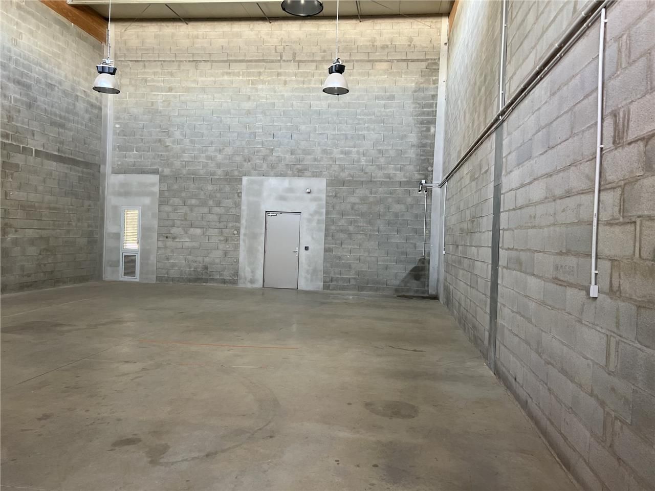 .Disponibles, 2 lots de locaux d'activités et bur