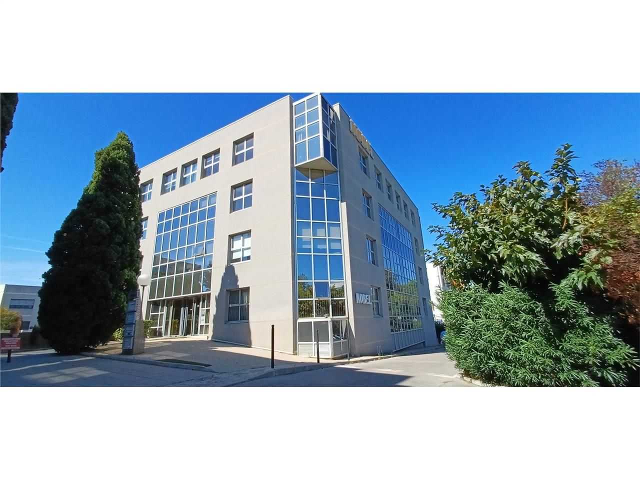 Bureaux à louer  au 2eme étage dans un immeuble d