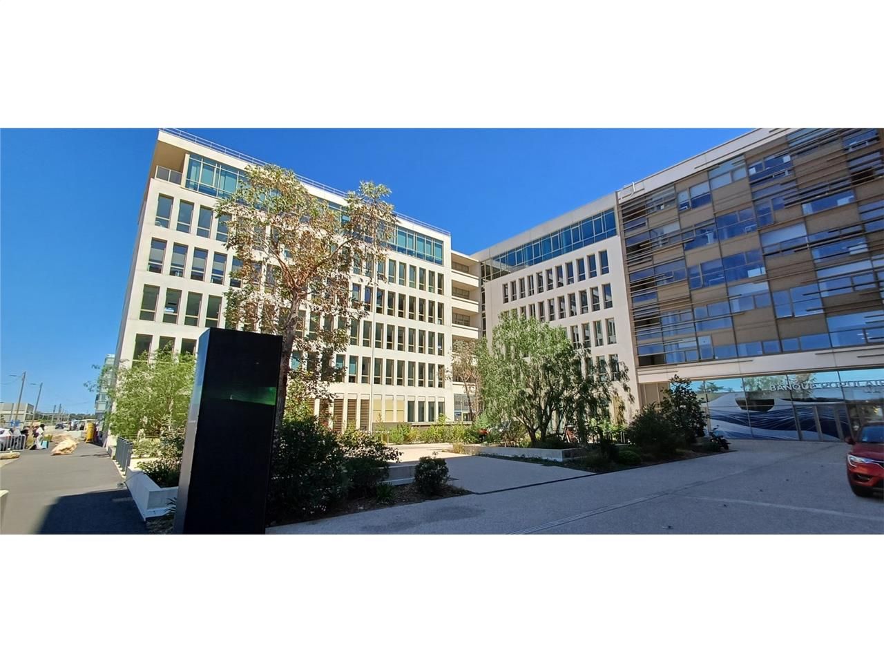 Nous proposons à la vente 2 plateaux de bureaux