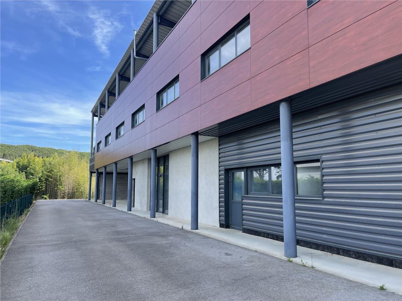 Nous vous proposons à la vente un bâtiment de bur