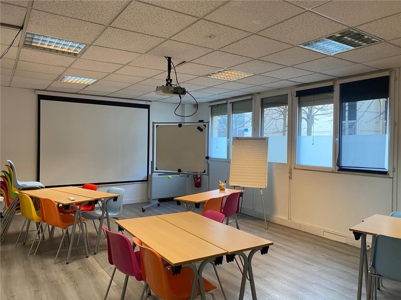 A louer bureau de 53 m2 au rez de chaussée avec p