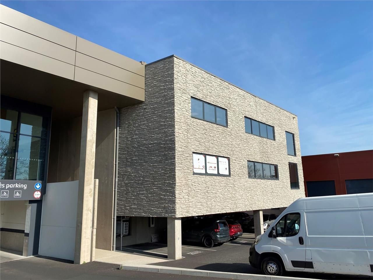 A louer bureaux ERP neufs très lumineux à Fabrègu