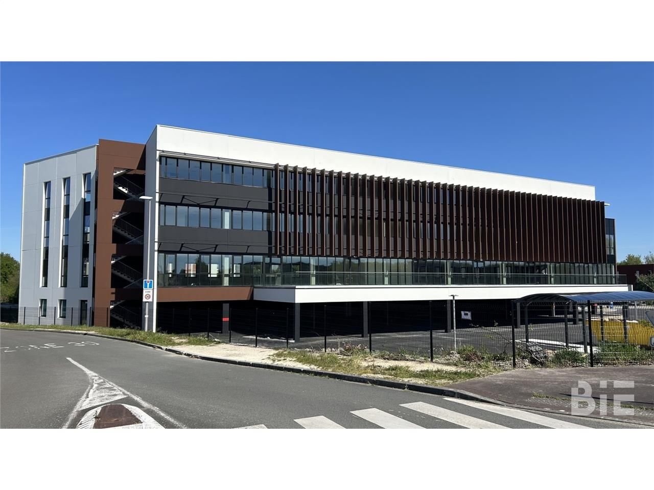 A l'entrée du  POLE SANTE de la sortie 12, face à