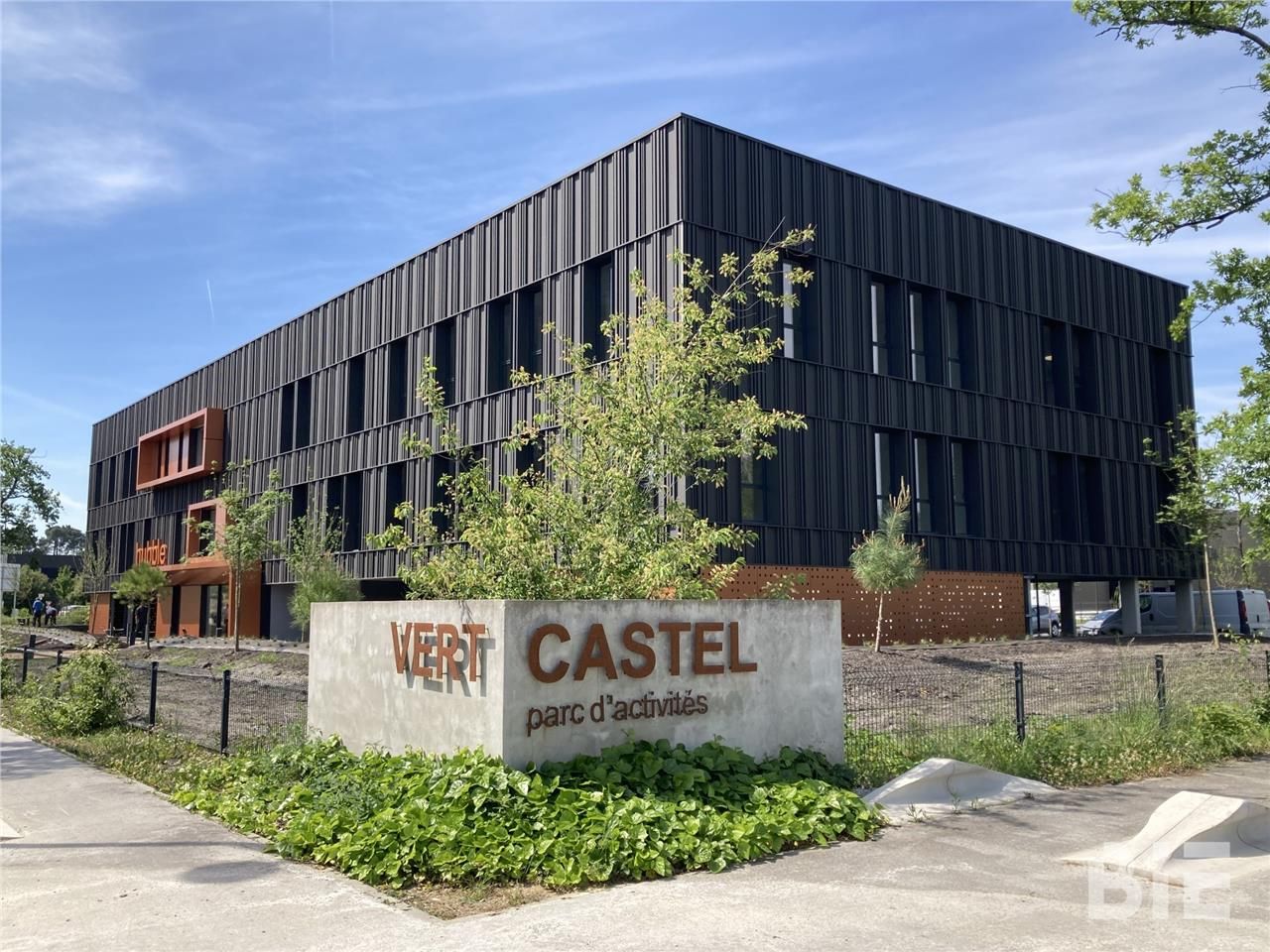 Situé au sein du Parc Vert Castel, HUBBLE bénéfic