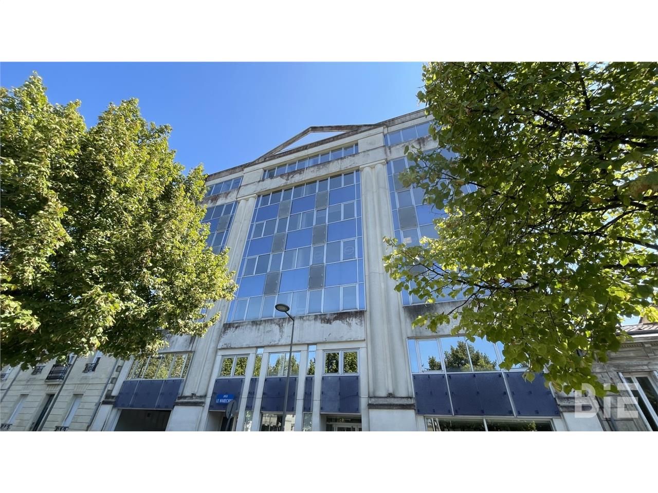 Au pied du tram A, BIE vous propose 584 m² de bur