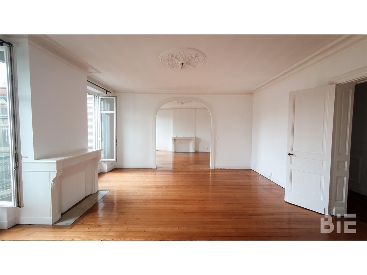 Situé entre la place Pey Berland et le le marché 