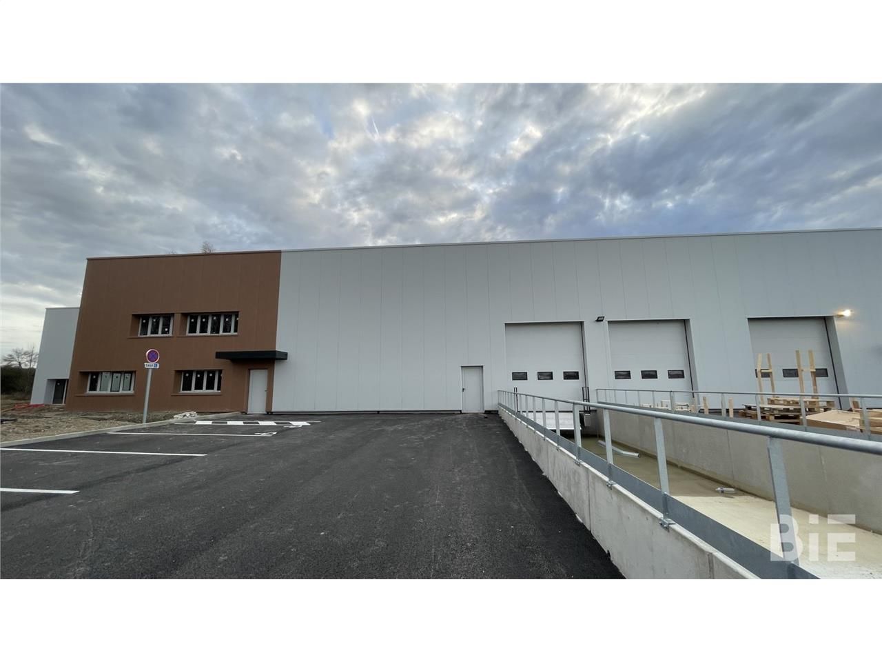 Nous vous proposons ce bâtiment idéal pour du sto