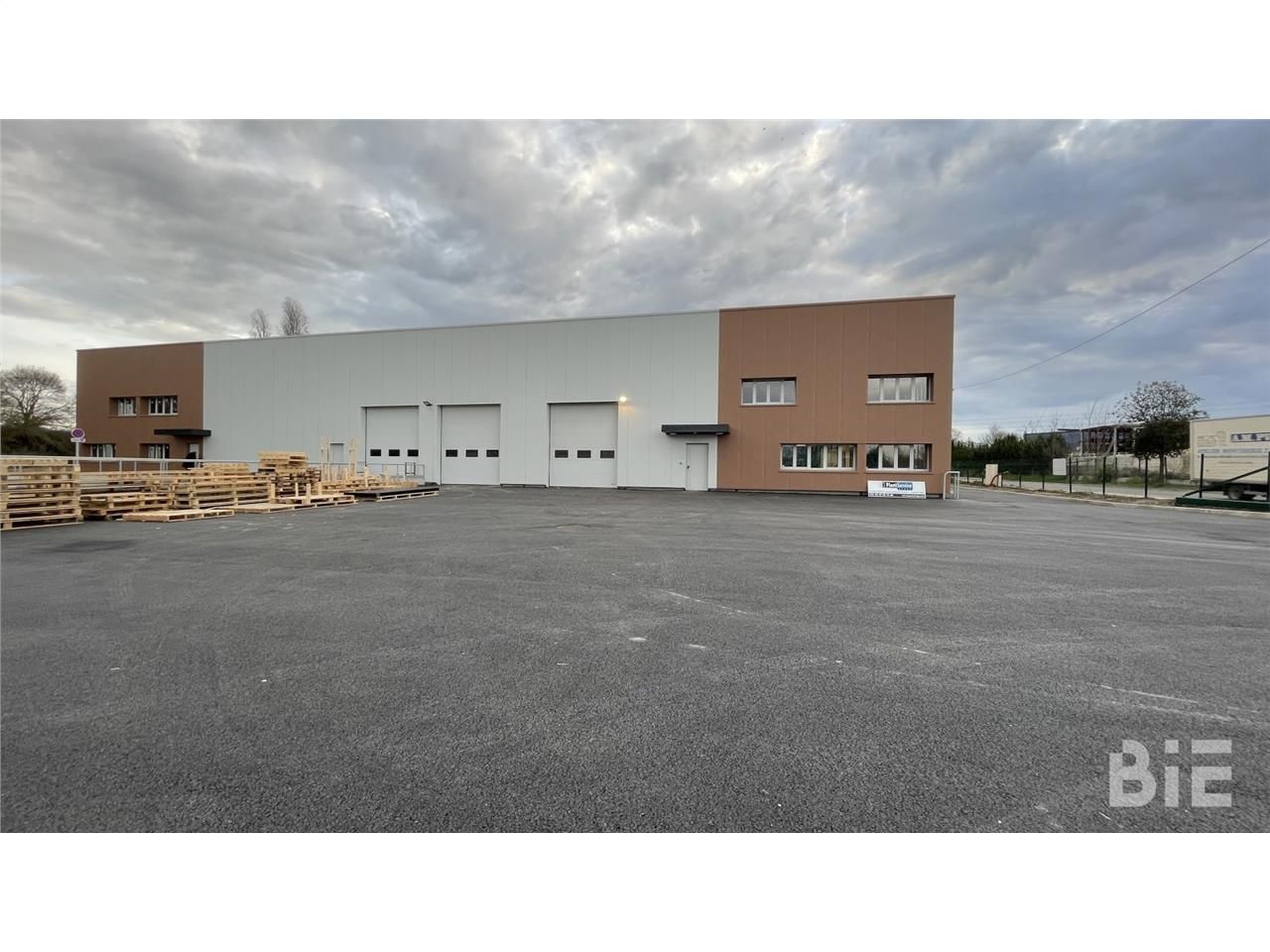 Nous vous proposons ce bâtiment idéal pour du sto