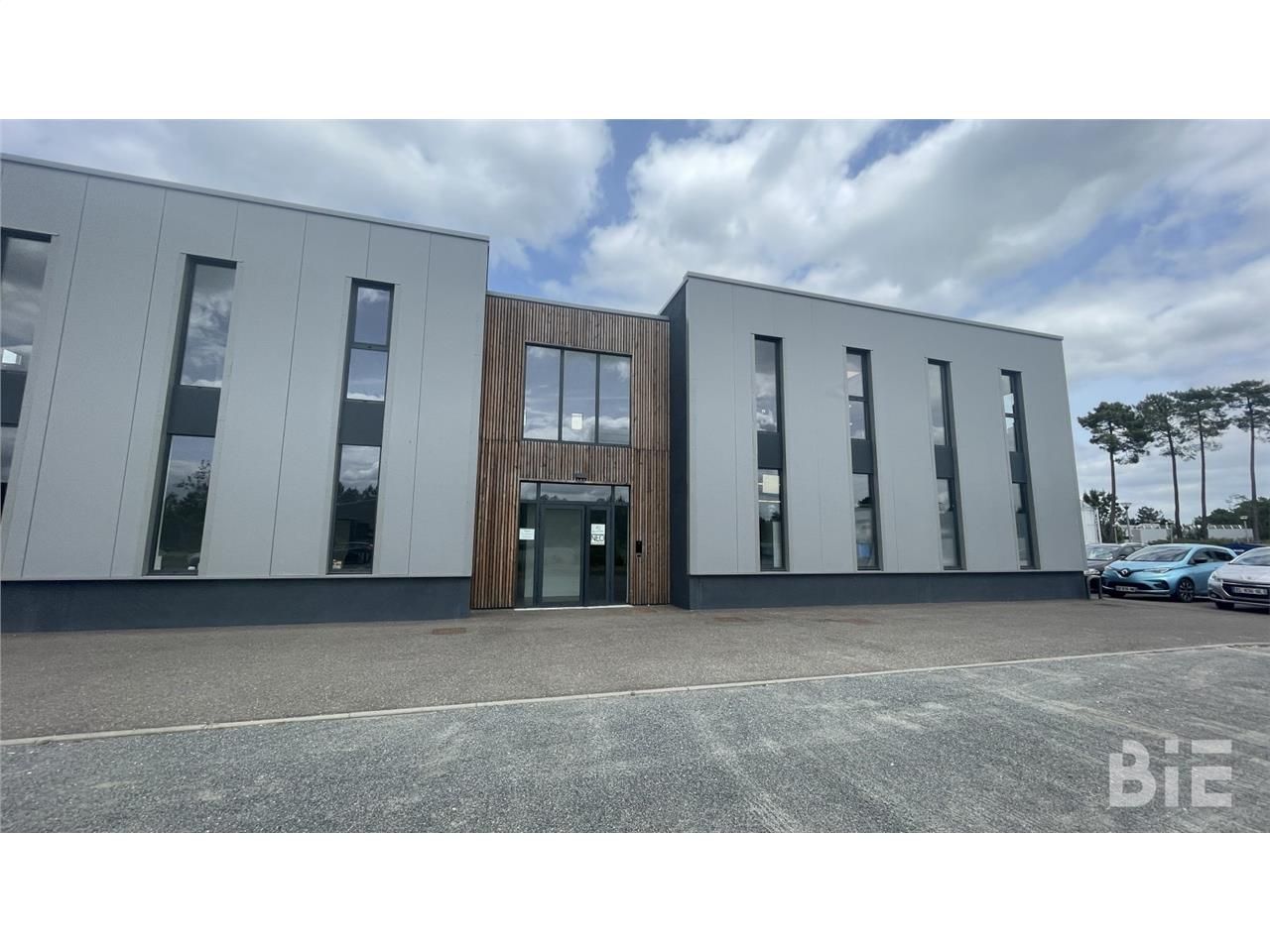 Nous vous proposons ce bâtiment avec de belles pr